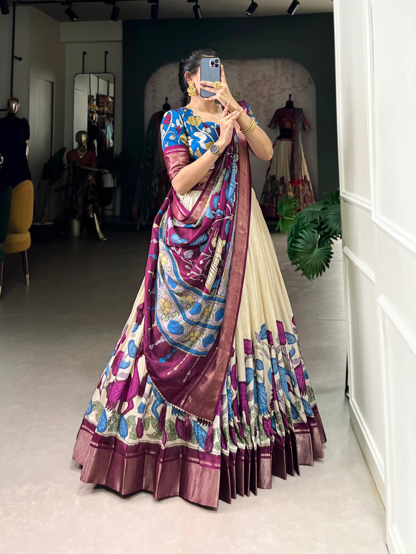 Cremefarbenes Dola-Seiden-Lehenga-Choli mit Kalamkari-Druck