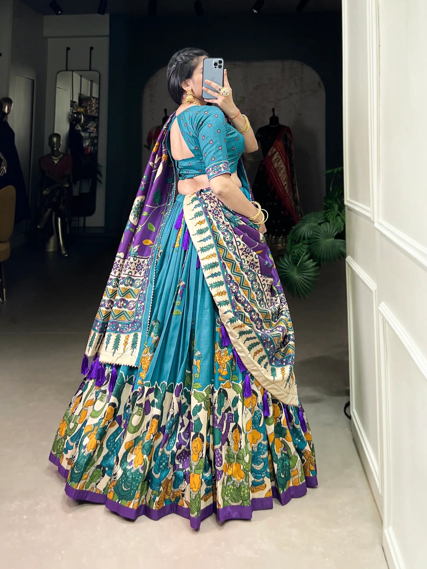 Lehenga Choli en Soie Tussar Bleu Océan avec Imprimé Kalamkari et Travail en Feuille d'Or