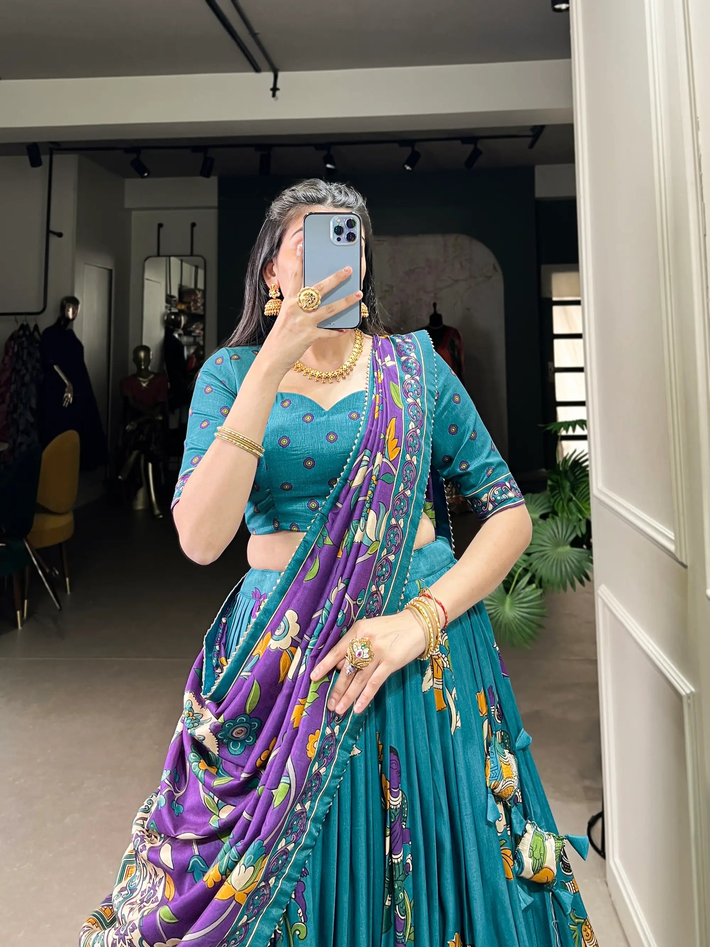 Lehenga Choli en Soie Tussar Bleu Océan avec Imprimé Kalamkari et Travail en Feuille d'Or