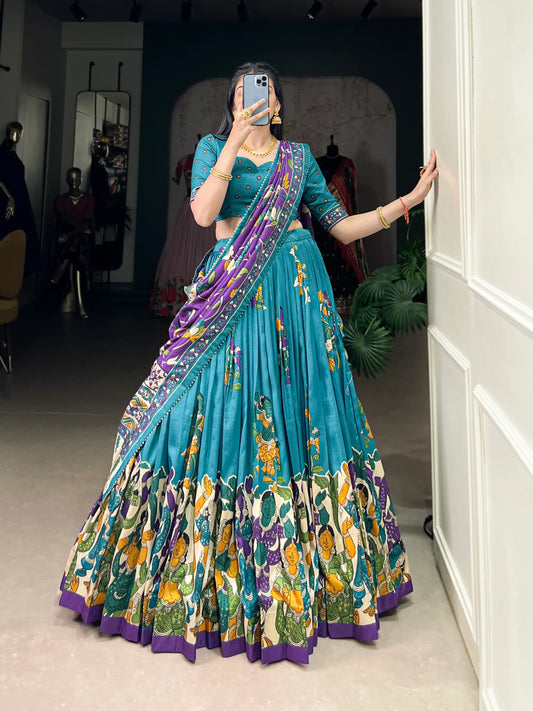 Lehenga Choli en Soie Tussar Bleu Océan avec Imprimé Kalamkari et Travail en Feuille d'Or