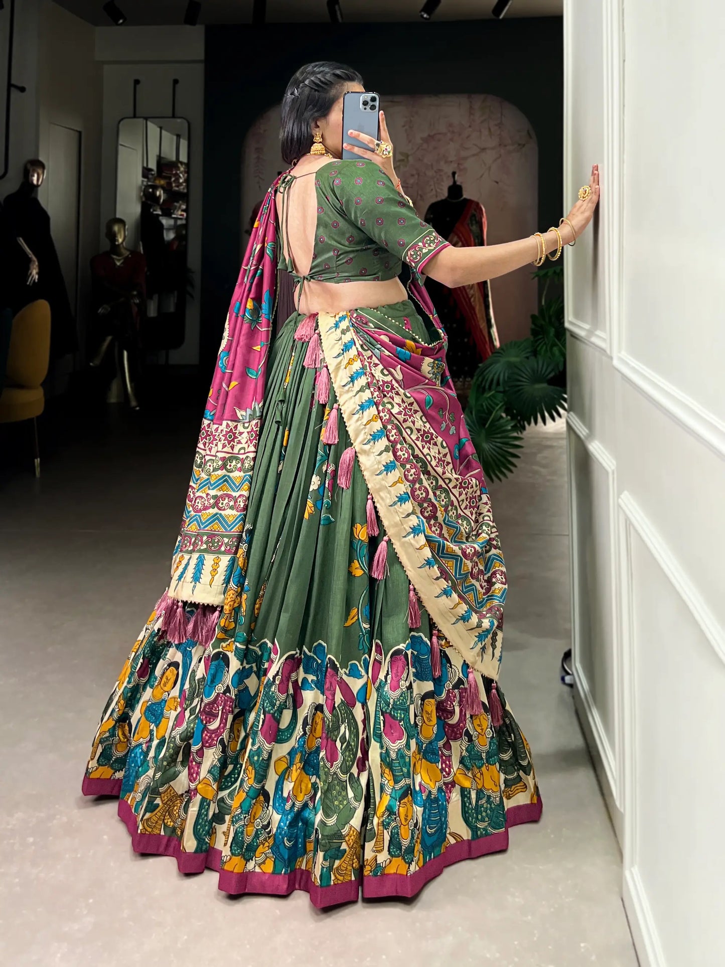 Lehenga Choli en Soie Tussar Vert Olive avec Imprimé Kalamkari et Travail en Feuille d'Or