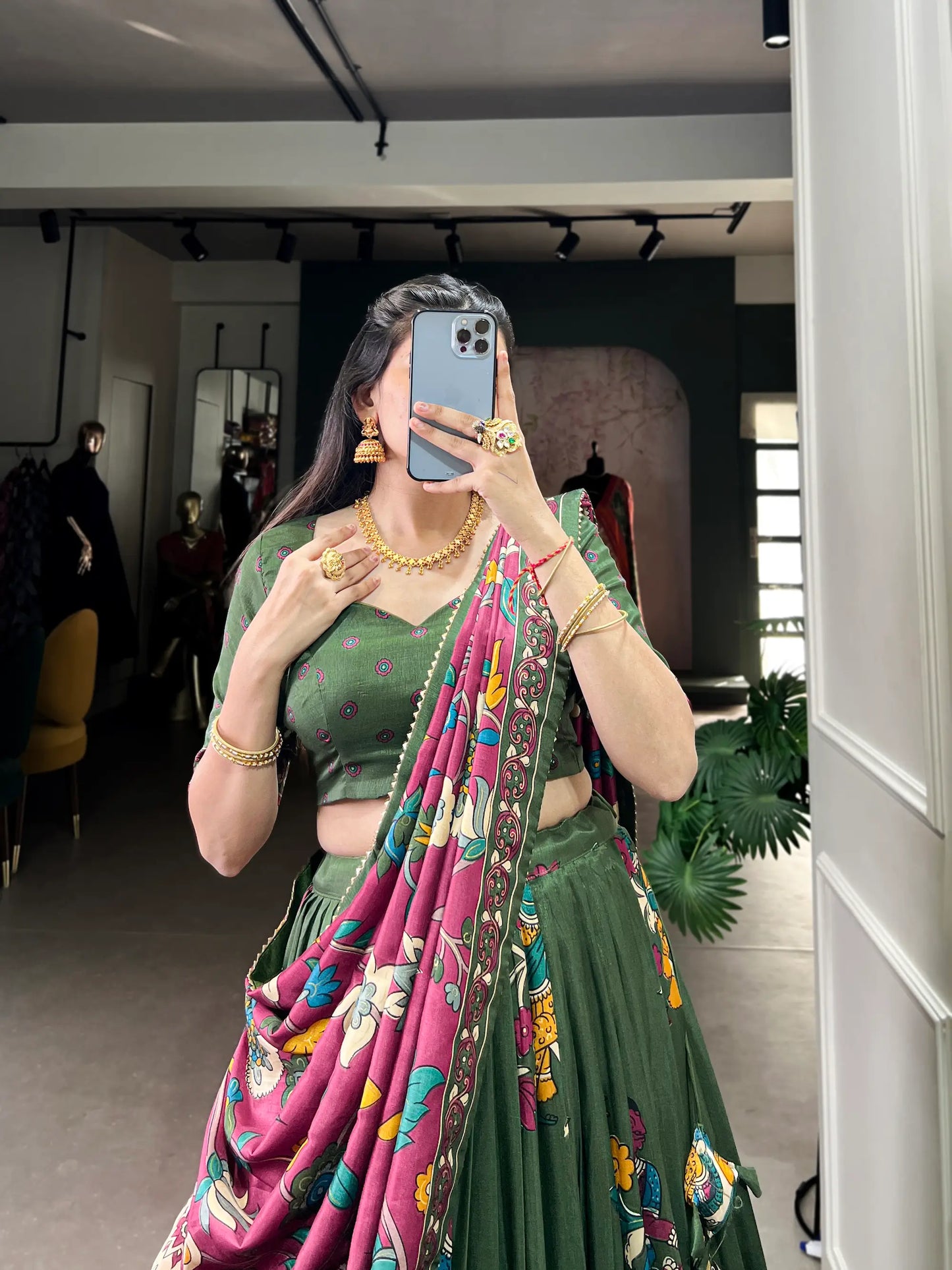Lehenga Choli en Soie Tussar Vert Olive avec Imprimé Kalamkari et Travail en Feuille d'Or