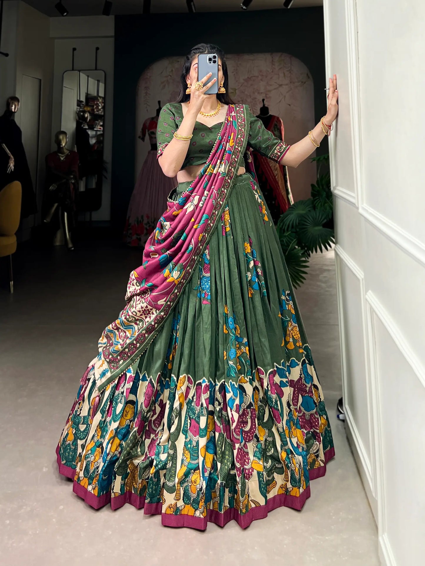 Lehenga Choli en Soie Tussar Vert Olive avec Imprimé Kalamkari et Travail en Feuille d'Or