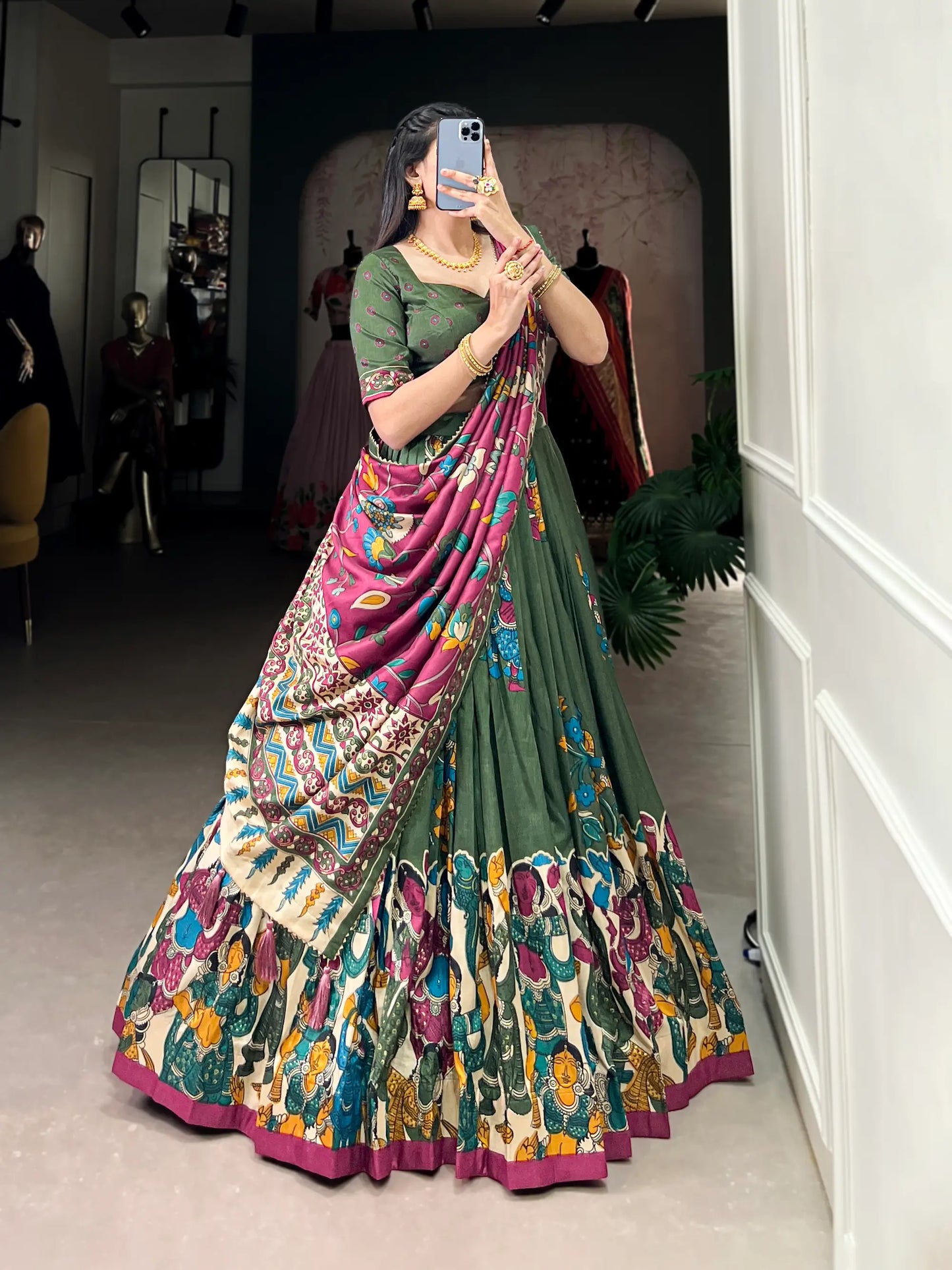 Lehenga Choli en Soie Tussar Vert Olive avec Imprimé Kalamkari et Travail en Feuille d'Or