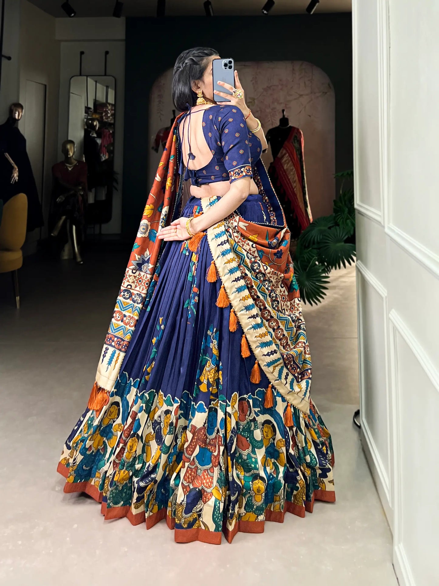 Lehenga Choli en Soie Tussar Bleu Marine avec Imprimé Kalamkari et Travail en Feuille d'Or