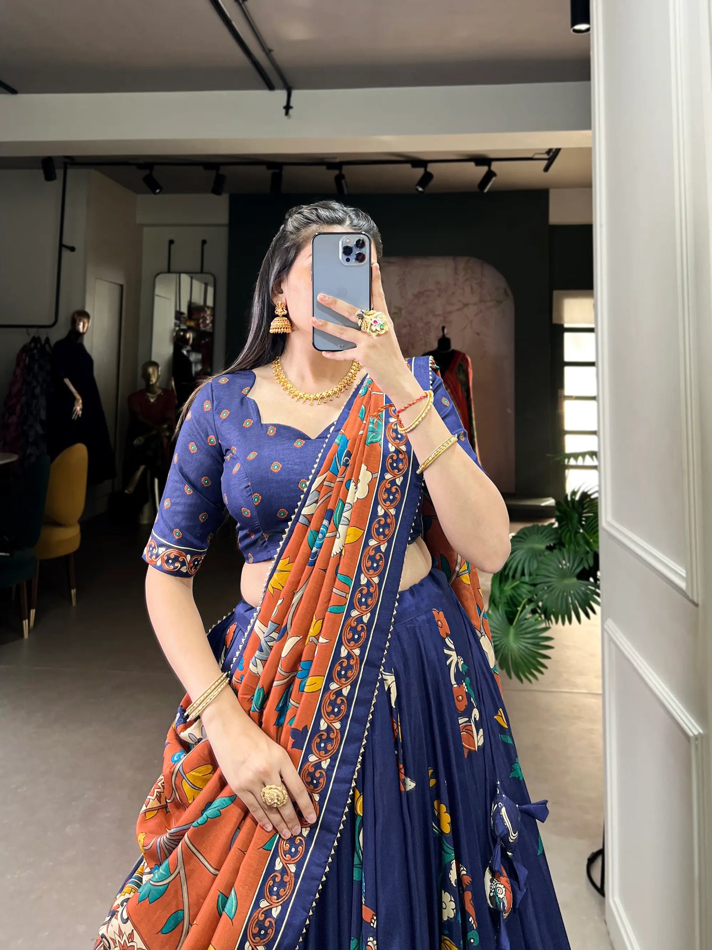 Lehenga Choli en Soie Tussar Bleu Marine avec Imprimé Kalamkari et Travail en Feuille d'Or