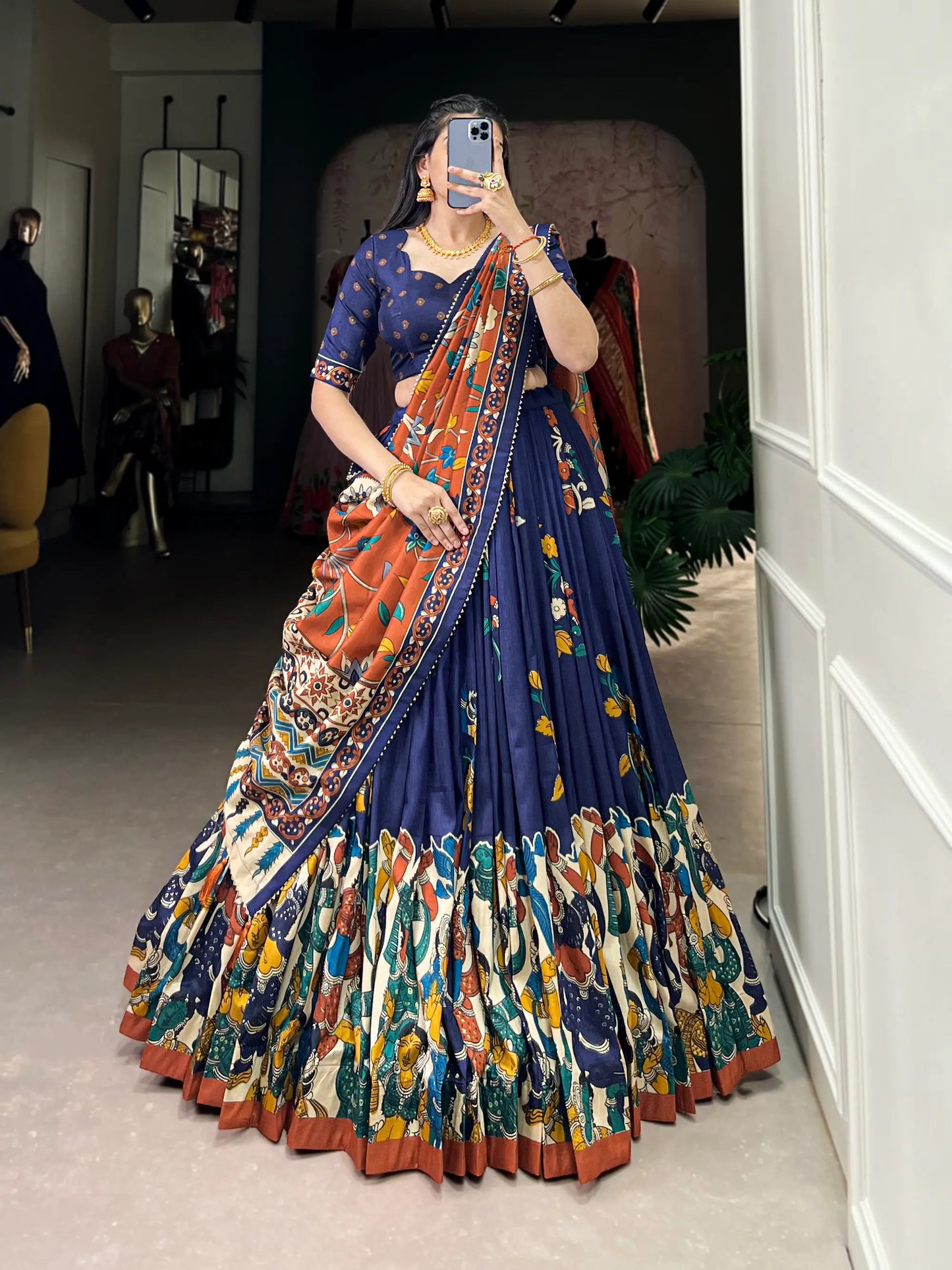 Lehenga Choli en Soie Tussar Bleu Marine avec Imprimé Kalamkari et Travail en Feuille d'Or