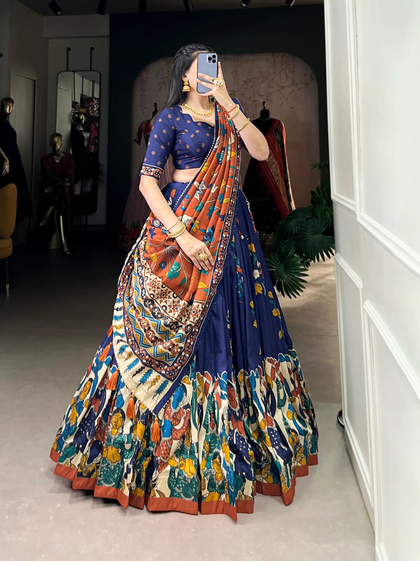 Lehenga Choli en Soie Tussar Bleu Marine avec Imprimé Kalamkari et Travail en Feuille d'Or