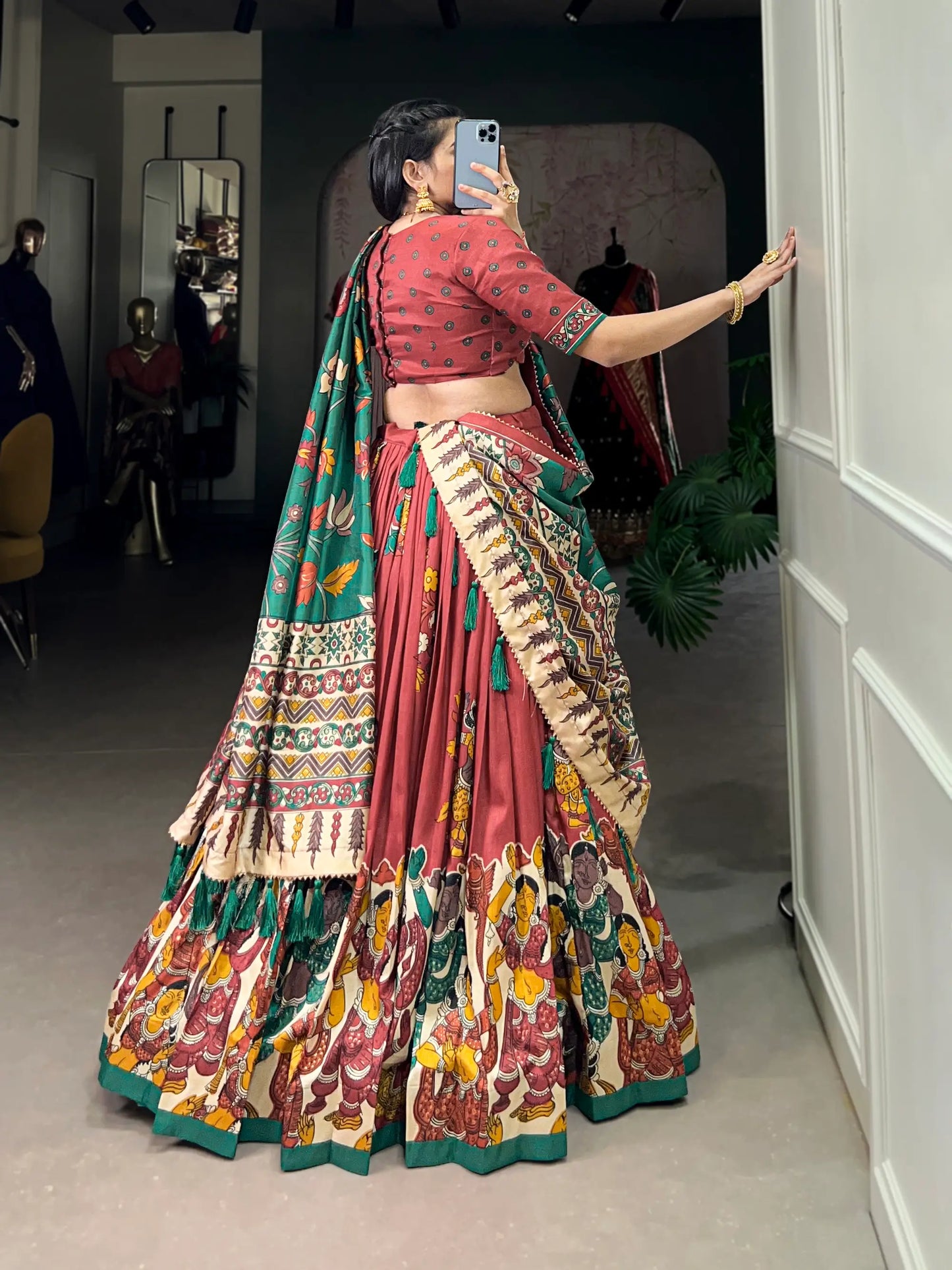Lehenga Choli en Soie Tussar Rouge Pâle avec Imprimé Kalamkari et Travail en Feuille d'Or