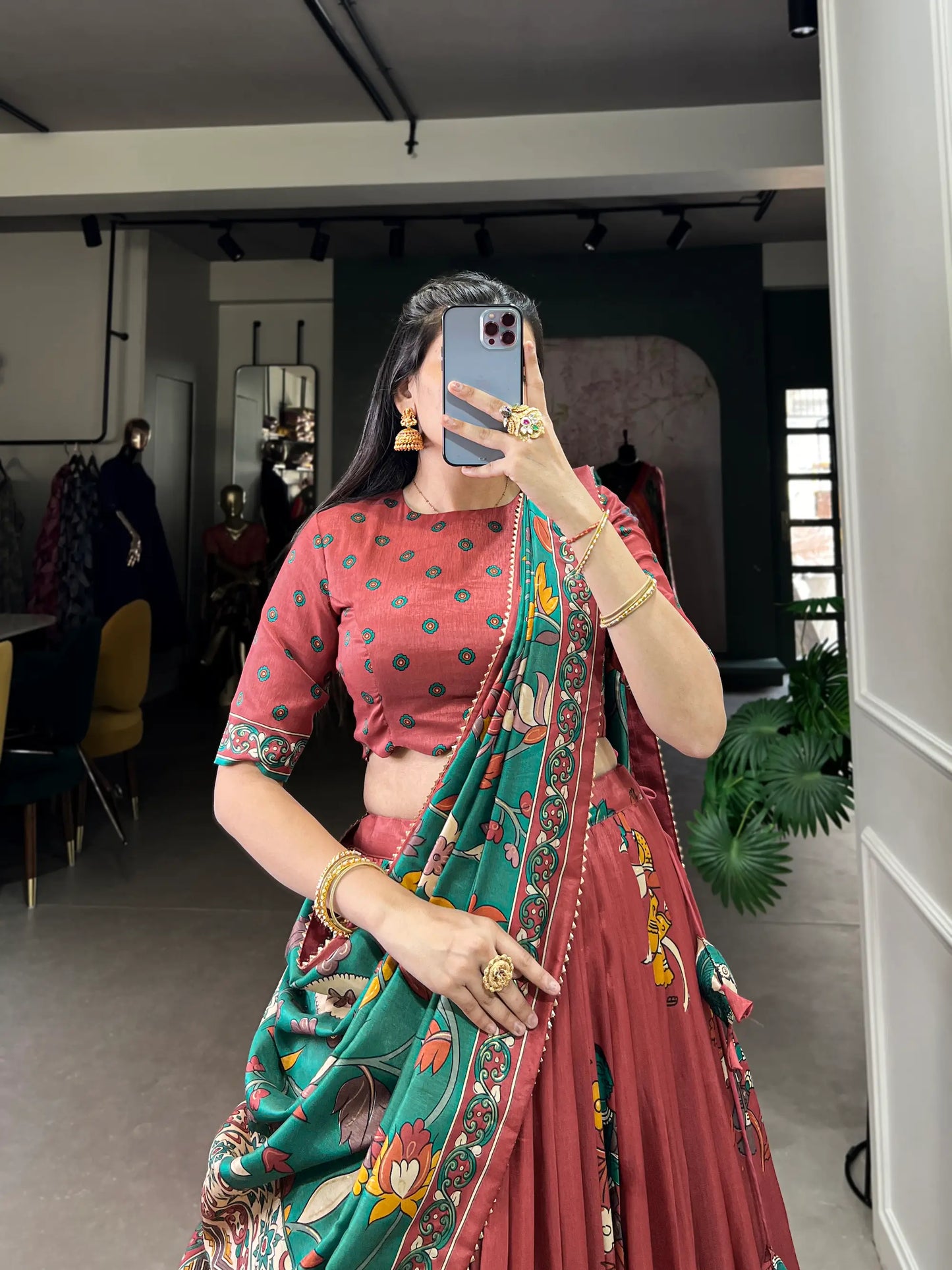Lehenga Choli en Soie Tussar Rouge Pâle avec Imprimé Kalamkari et Travail en Feuille d'Or