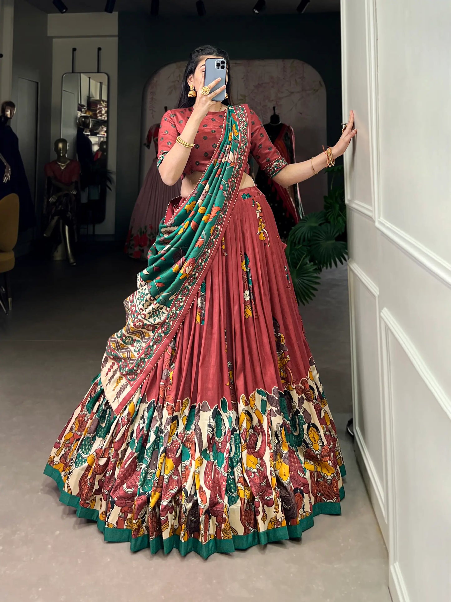 Lehenga Choli en Soie Tussar Rouge Pâle avec Imprimé Kalamkari et Travail en Feuille d'Or