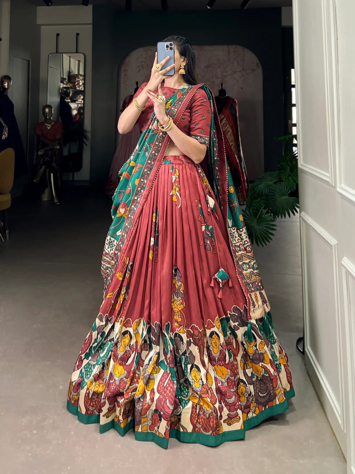 Lehenga Choli en Soie Tussar Rouge Pâle avec Imprimé Kalamkari et Travail en Feuille d'Or