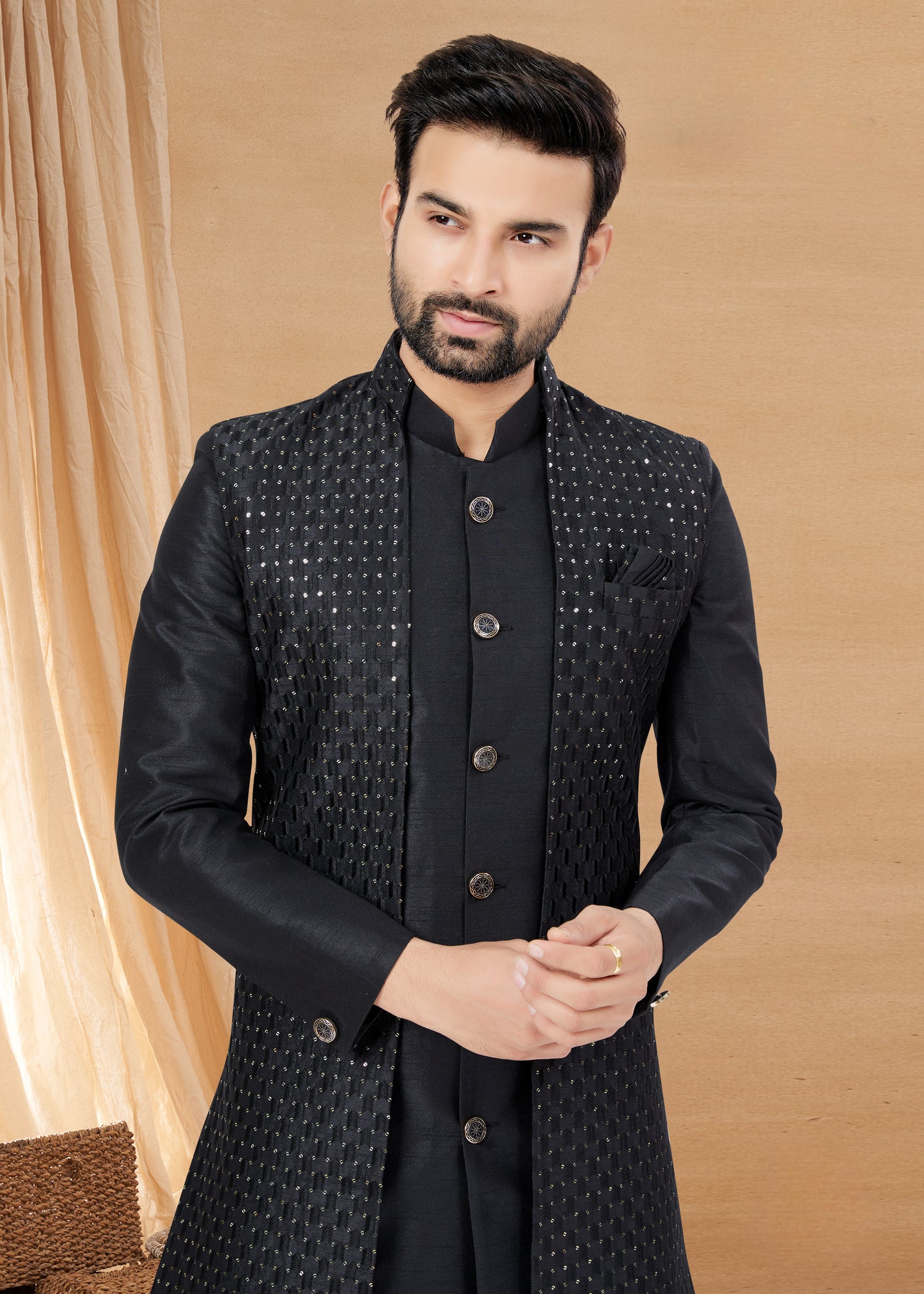 Ensemble Kurta noir avec veste scintillante en soie et viscose pure