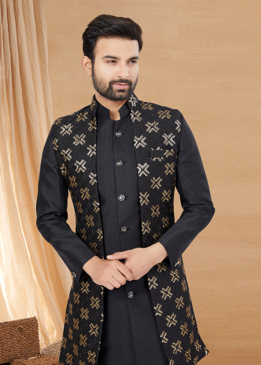 Ensemble Kurta noir avec veste sans manches à détails dorés en soie et viscose pure