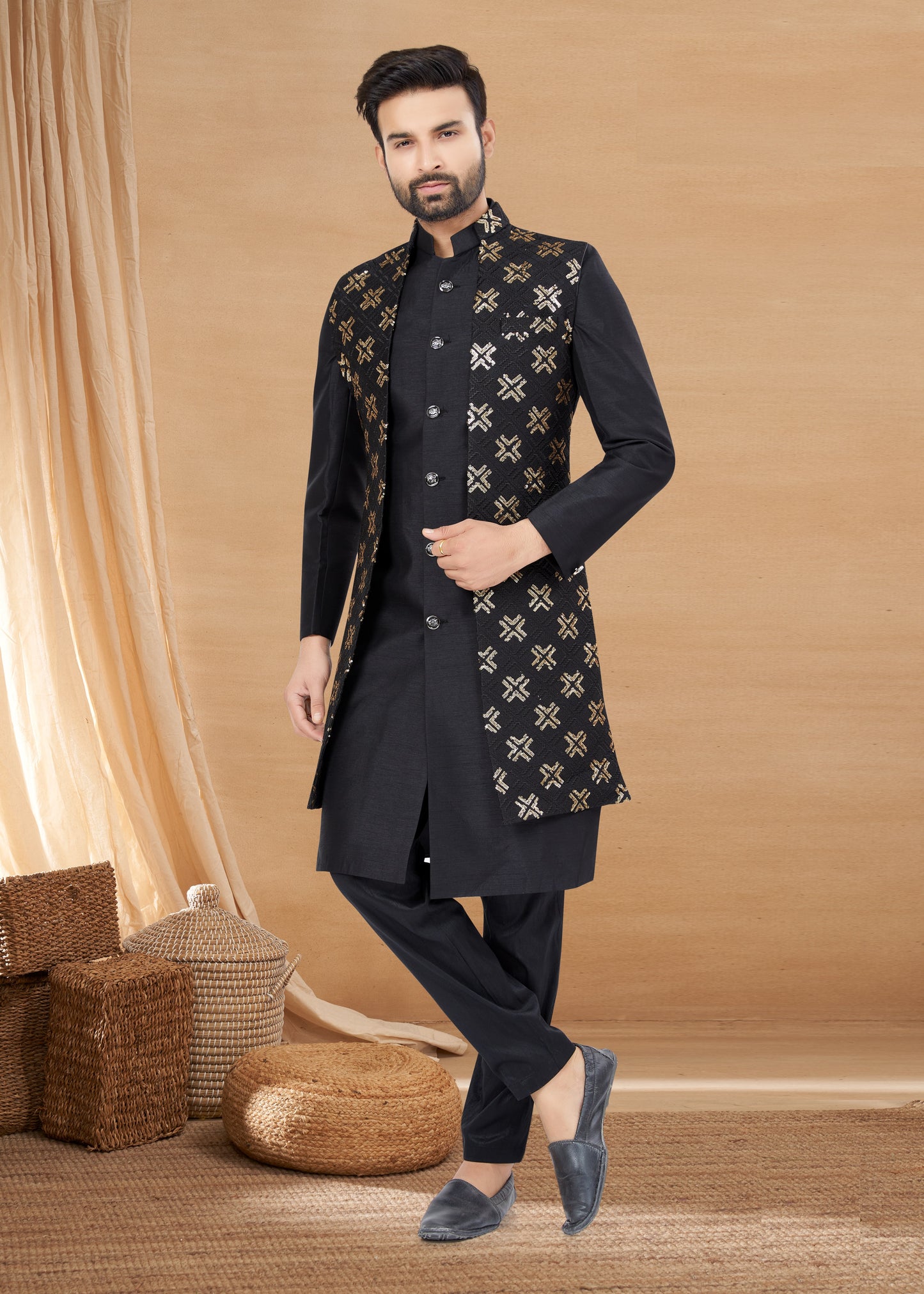Ensemble Kurta noir avec veste sans manches à détails dorés en soie et viscose pure