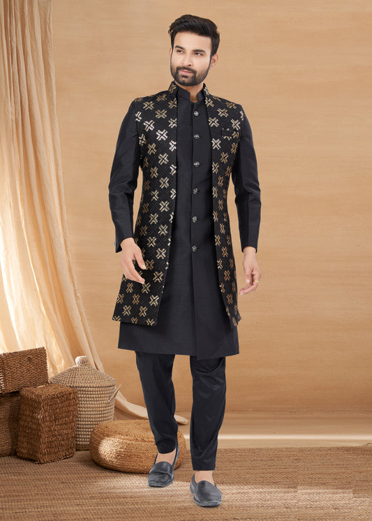Ensemble Kurta noir avec veste sans manches à détails dorés en soie et viscose pure