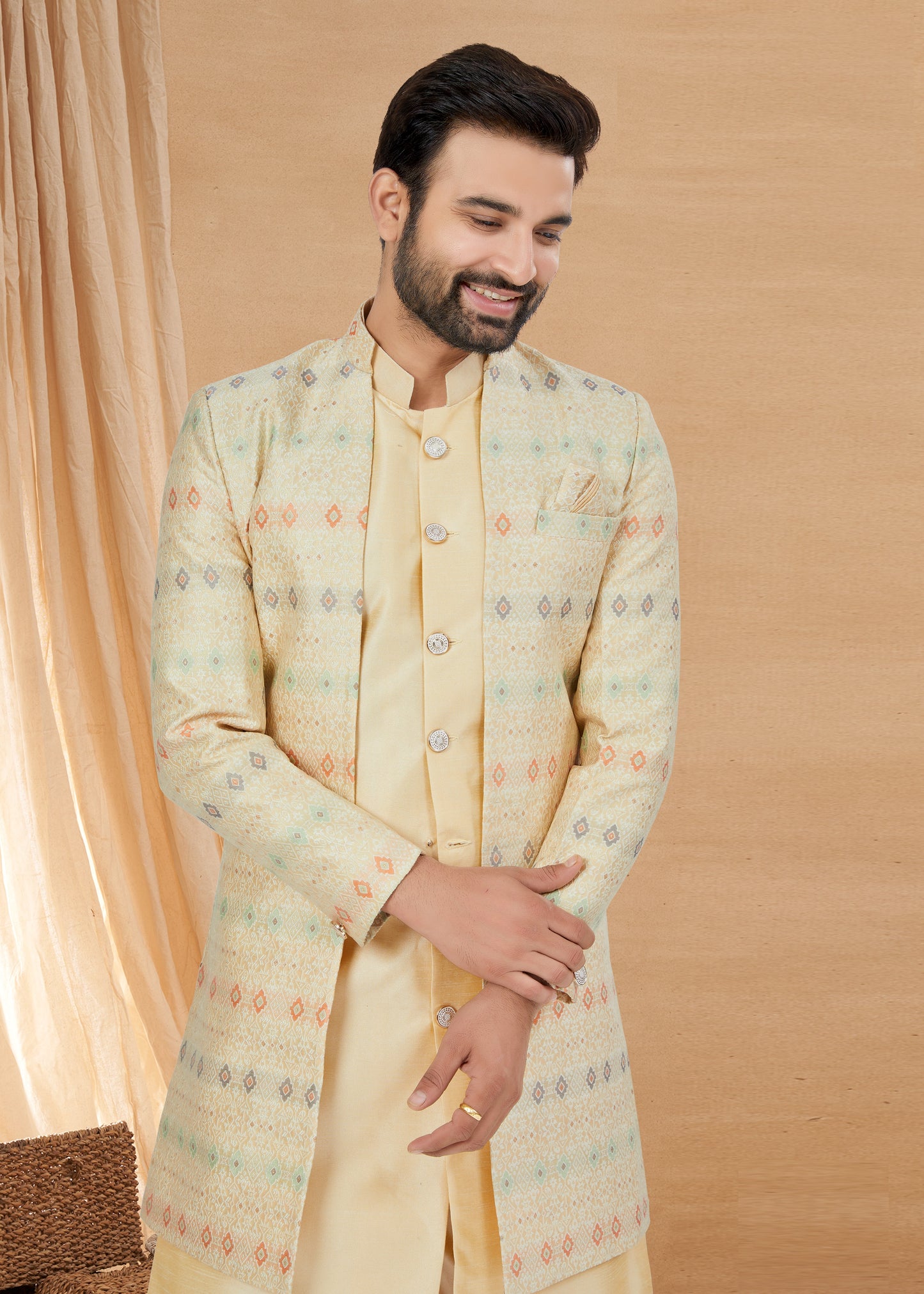 Ensemble Kurta beige avec veste à motifs colorés en soie et viscose pure