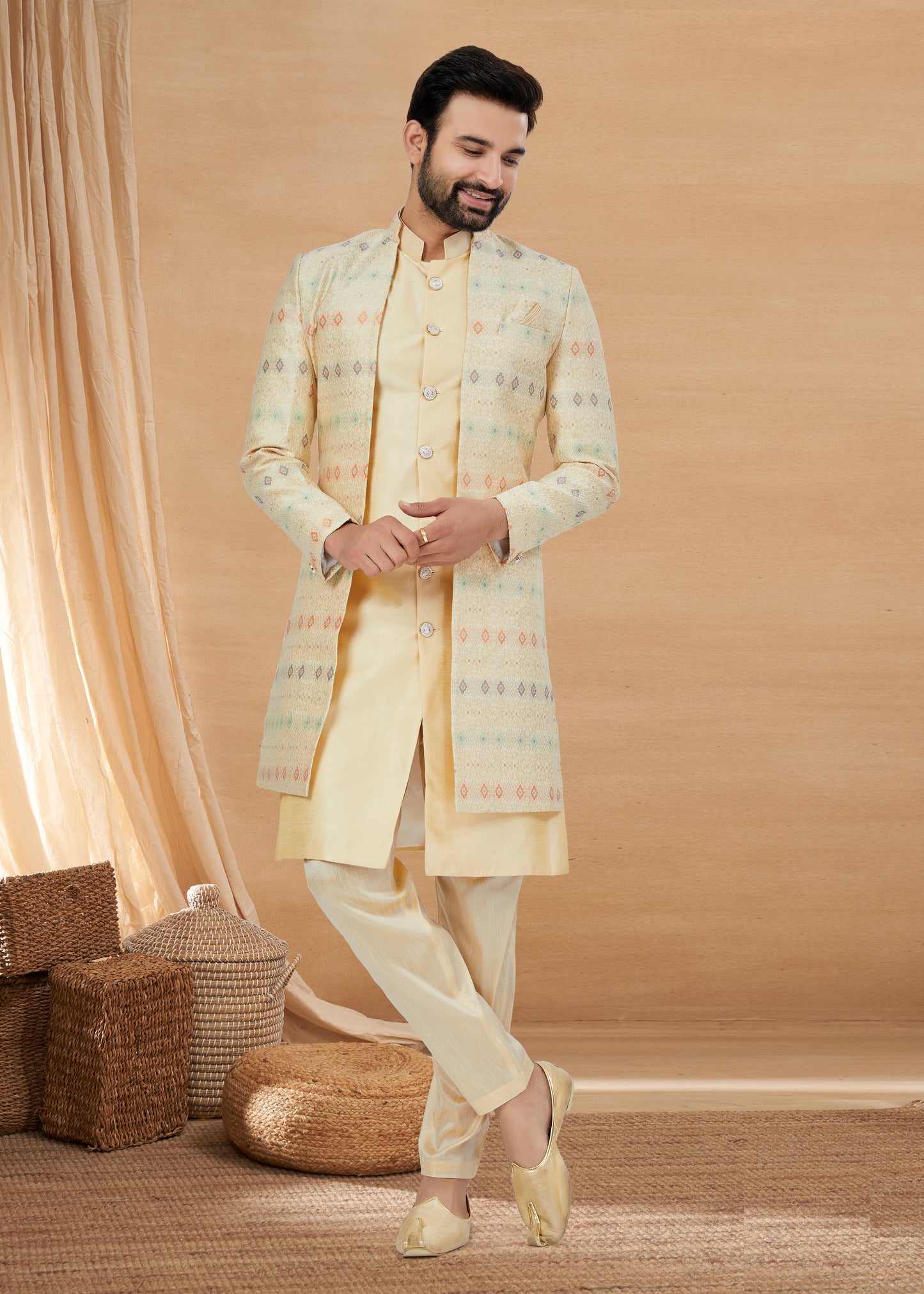 Ensemble Kurta beige avec veste à motifs colorés en soie et viscose pure