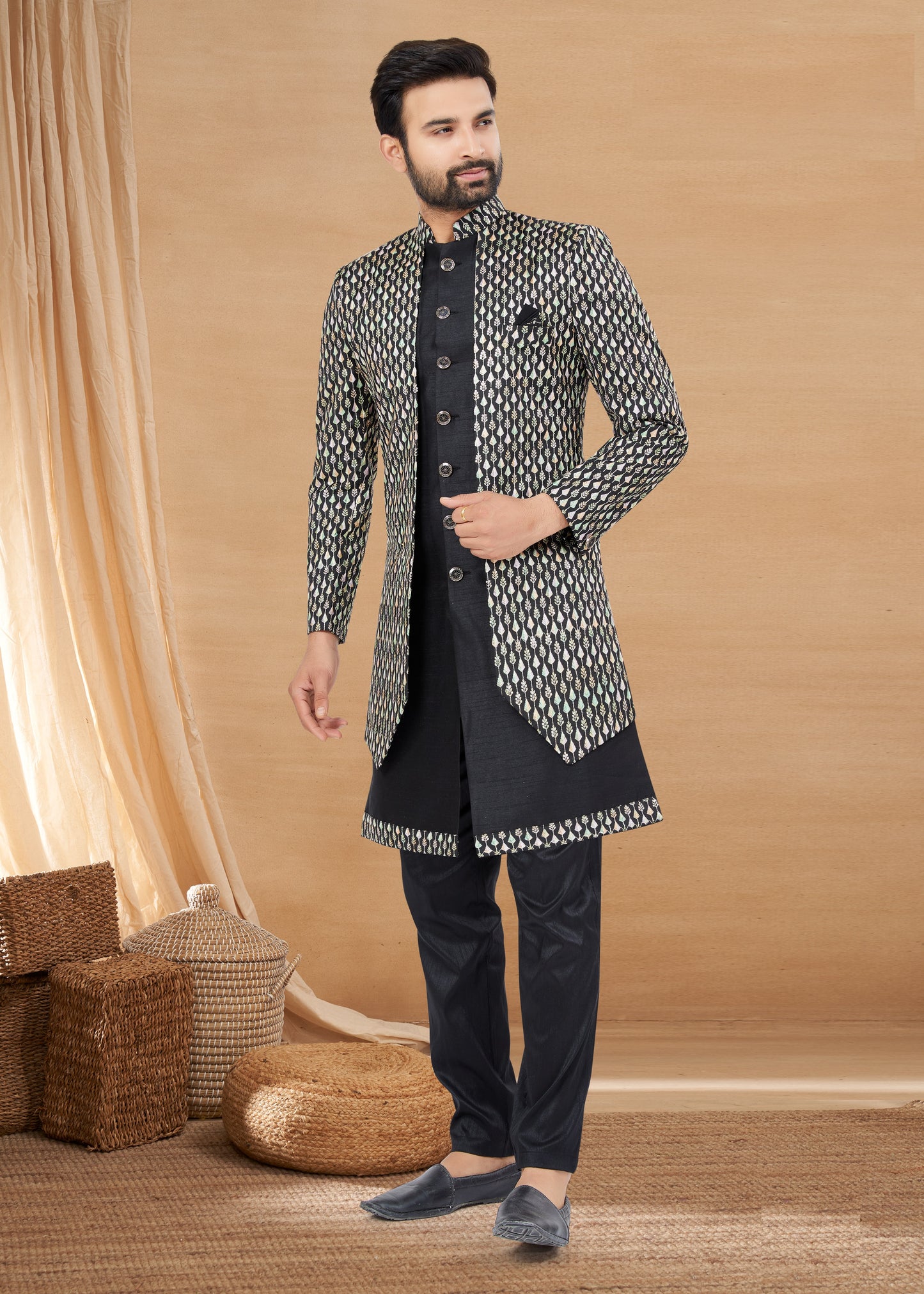 Ensemble Kurta noir avec veste noire motif multicolore en soie et viscose pure