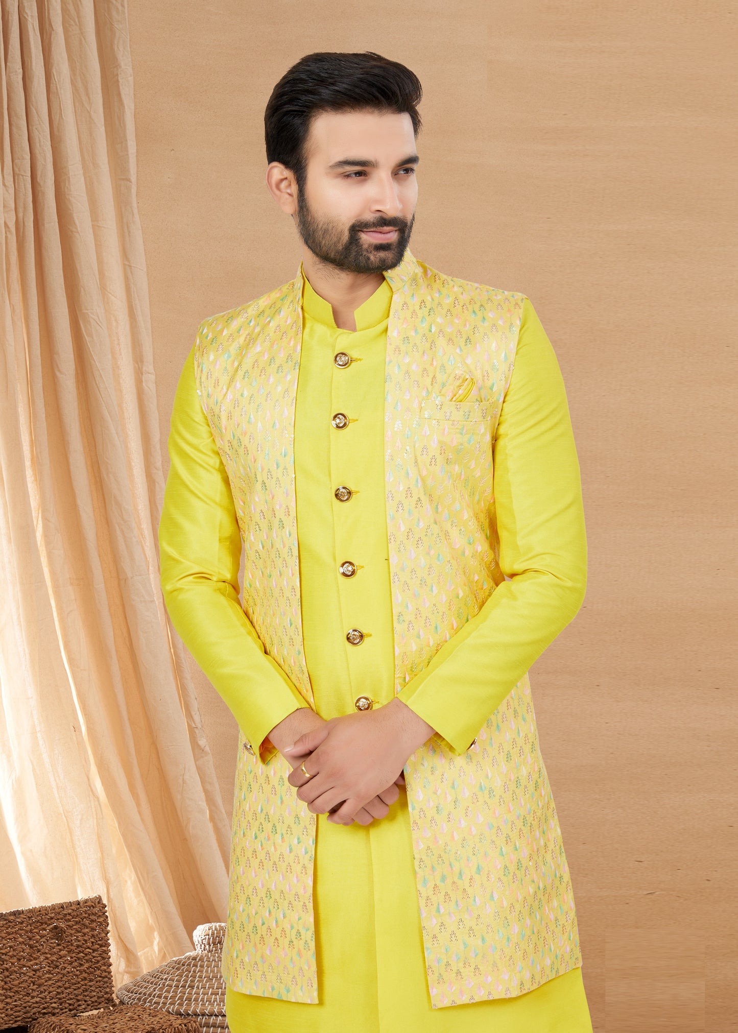 Ensemble Kurta jaune vif avec veste sans manches en soie et viscose pure
