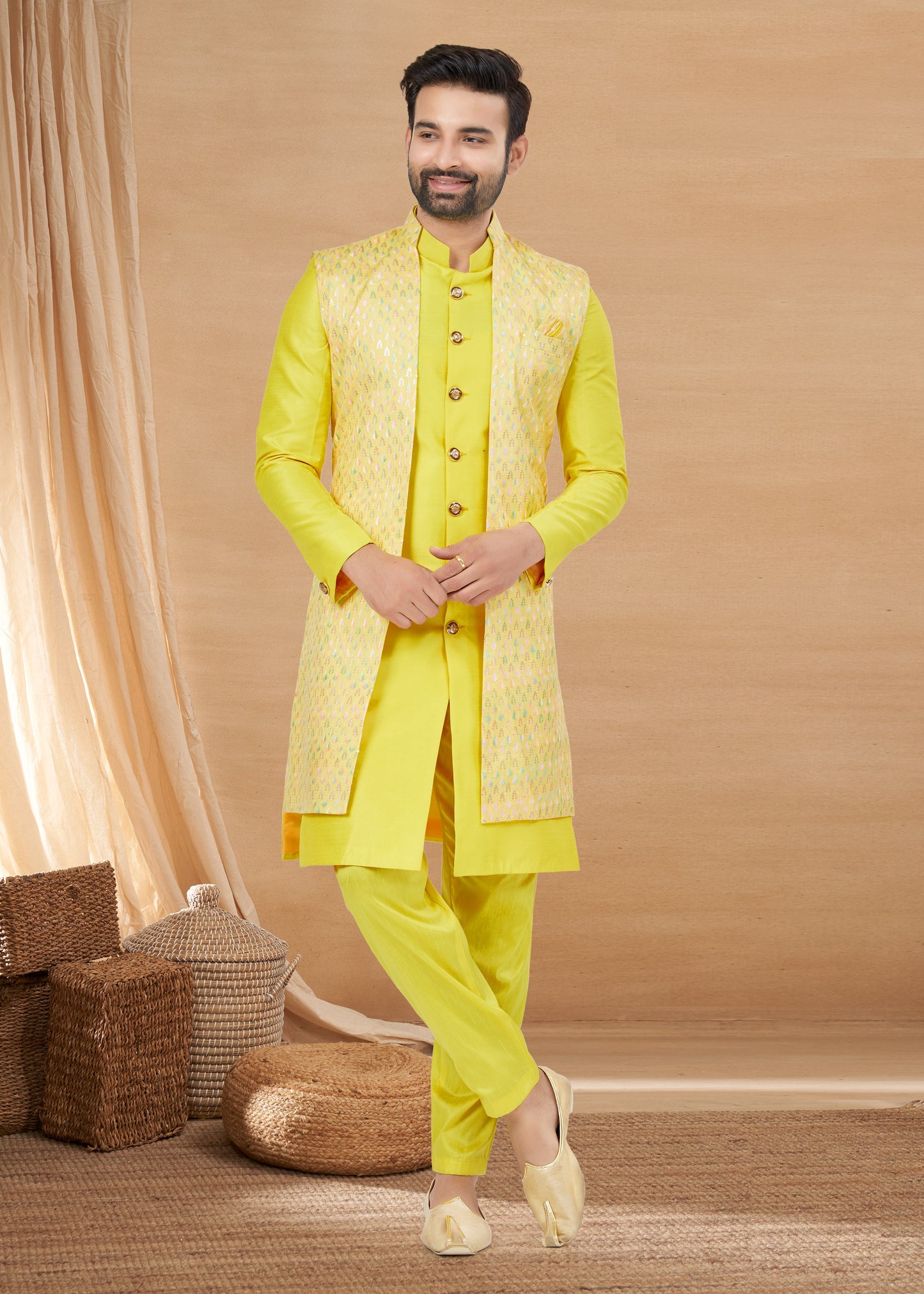 Ensemble Kurta jaune vif avec veste sans manches en soie et viscose pure