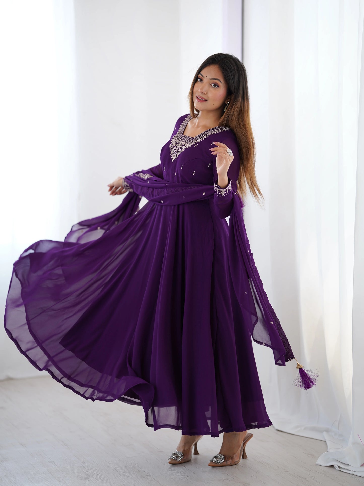 Traubenviolettes Anarkali-Kleid-Set