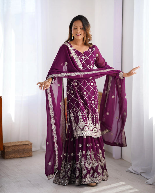 Ensemble Sharara violet foncé avec broderies, sequins en faux georgette