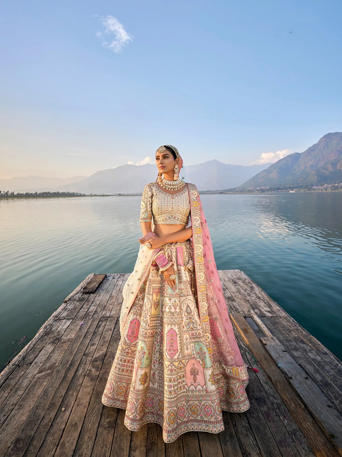 Eleganter rosa-grauer Braut-Lehenga mit Zarkan-Stickerei und Pailletten