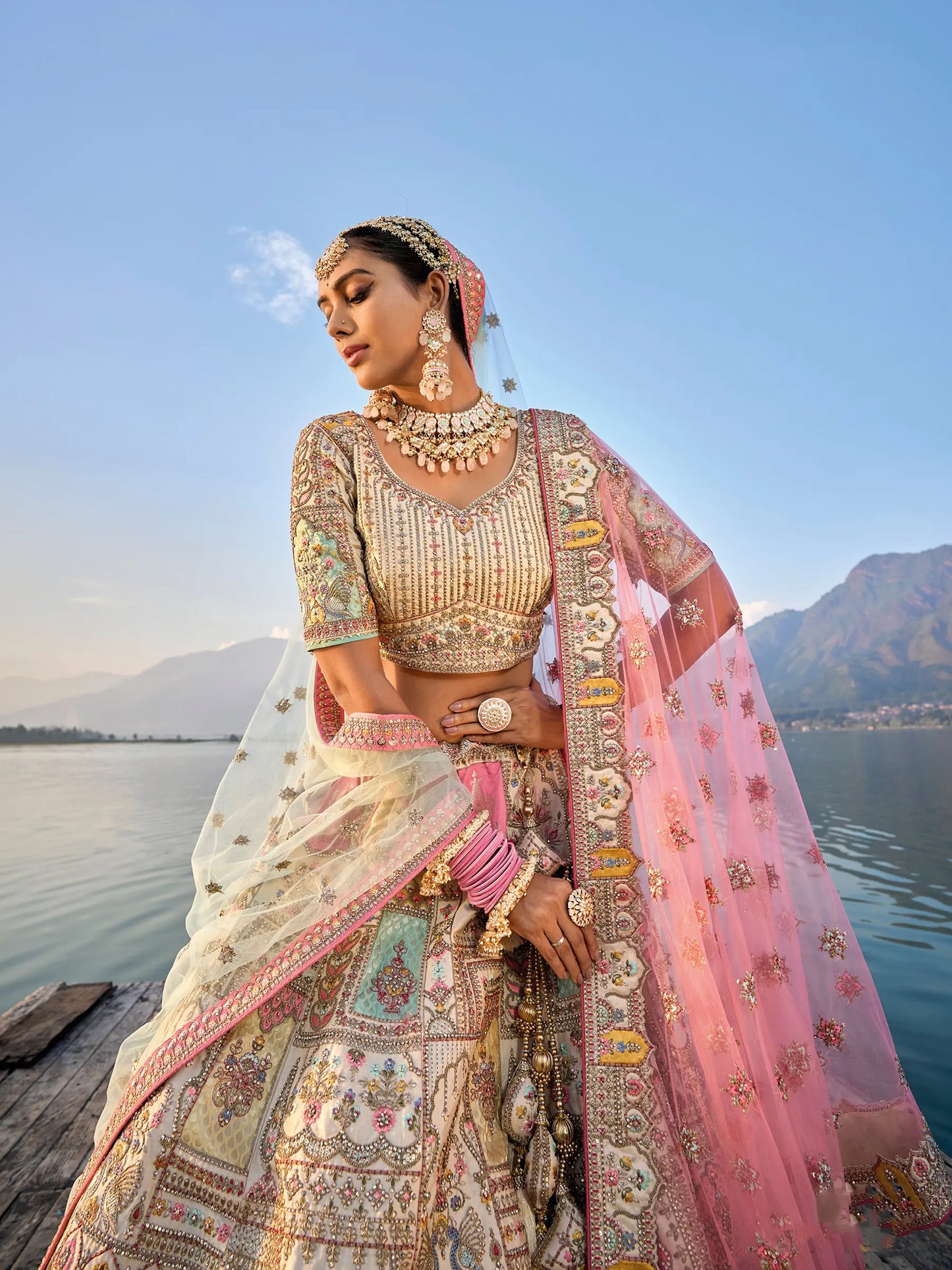 Eleganter rosa-grauer Braut-Lehenga mit Zarkan-Stickerei und Pailletten