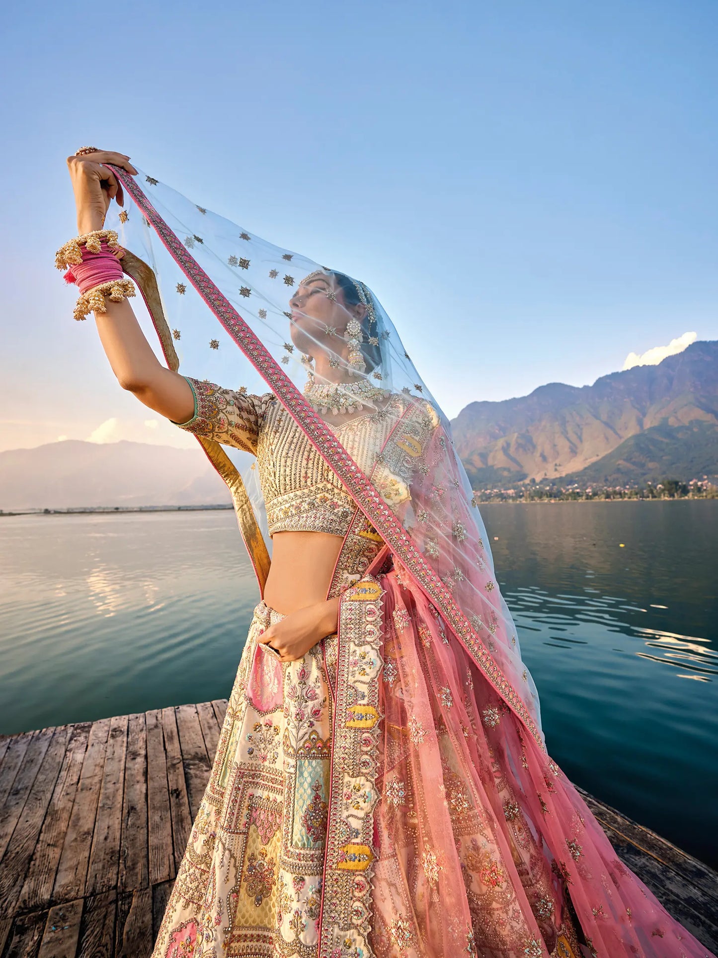 Eleganter rosa-grauer Braut-Lehenga mit Zarkan-Stickerei und Pailletten