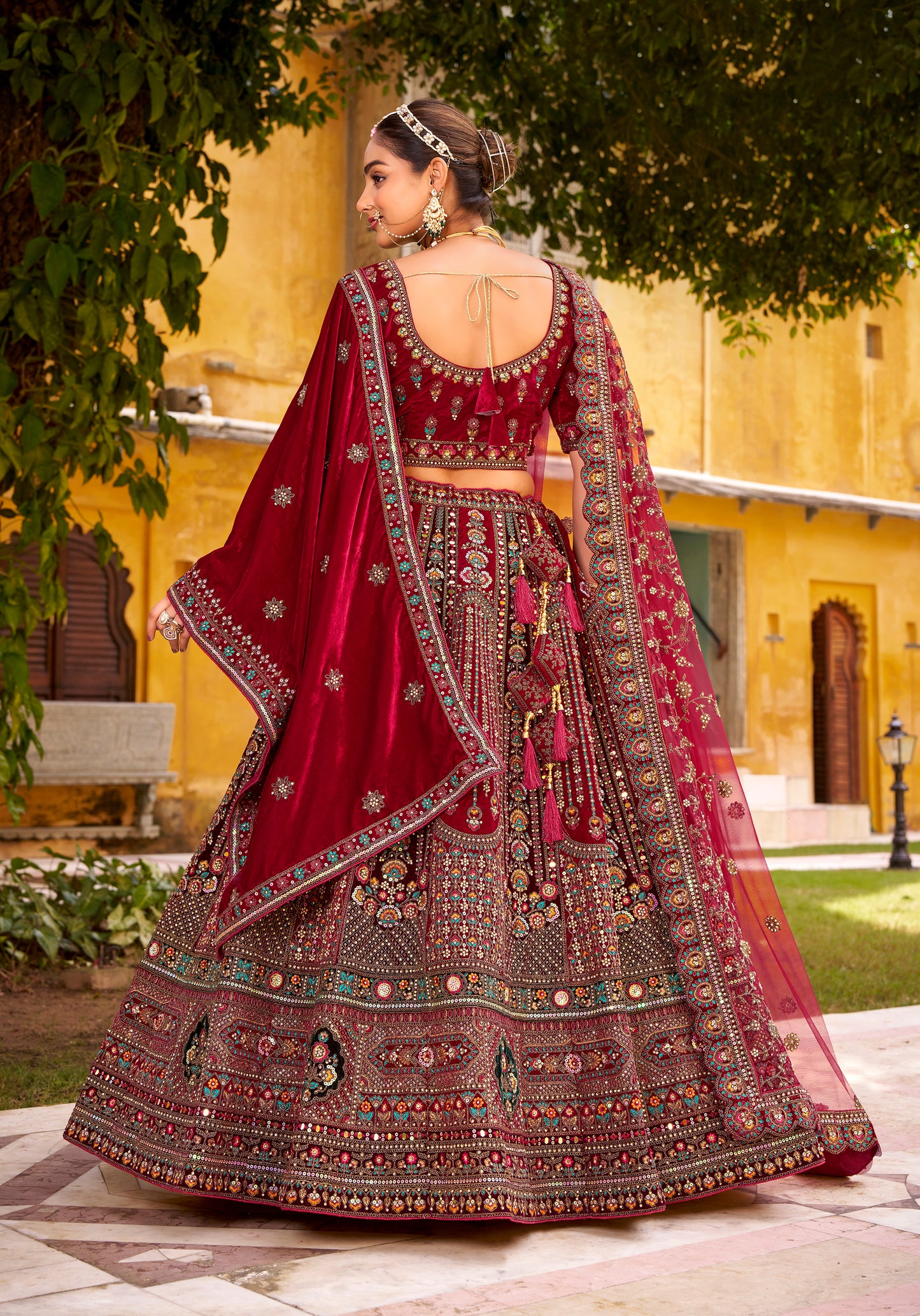 Lehenga de mariée rouge bordeaux foncé traditionnel en velours premium inspiration de créateur COLLECTION SAHIBA