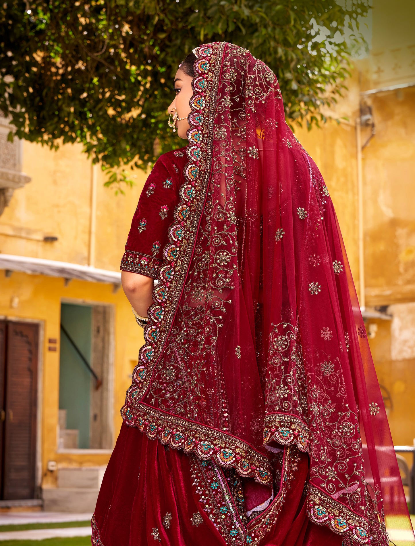 Lehenga de mariée rouge bordeaux foncé traditionnel en velours premium inspiration de créateur COLLECTION SAHIBA