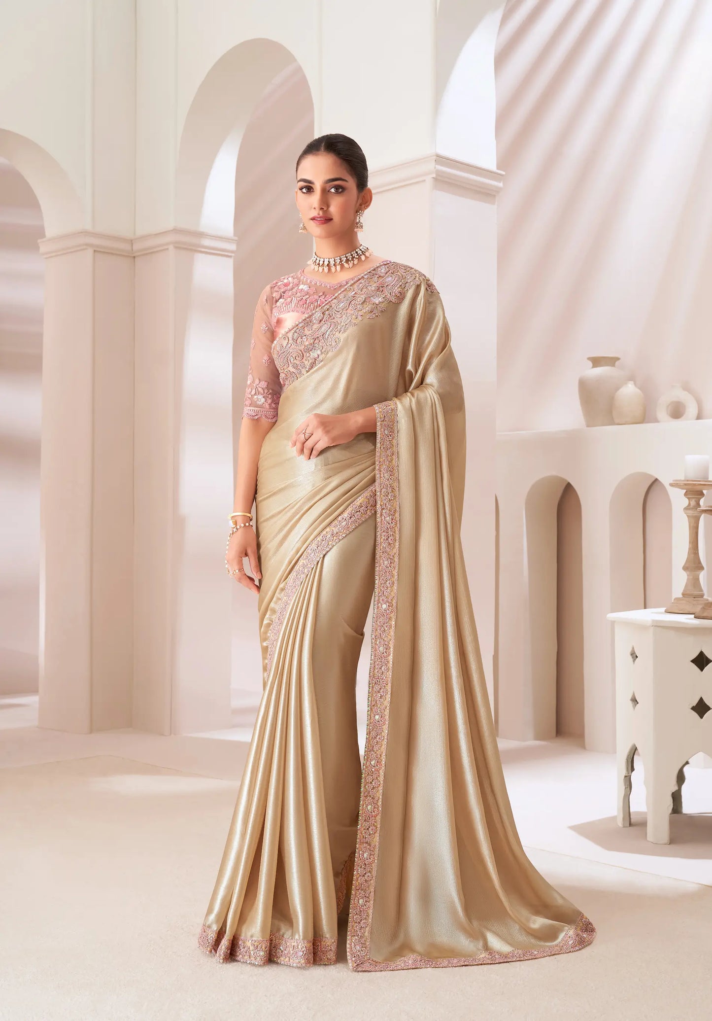 Party-Sari aus goldenem Satin-Chiffon mit Pailletten- und Fadenstickerei
