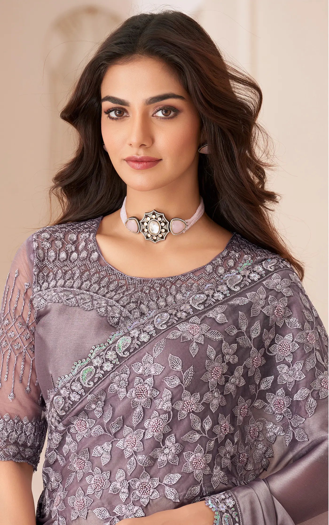 Sari de fête en satin de soie lavande pâle avec broderie de sequins et de fils