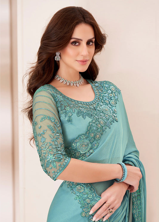 Sari de soirée en satin georgette bleu aqua avec broderie de sequins et fil