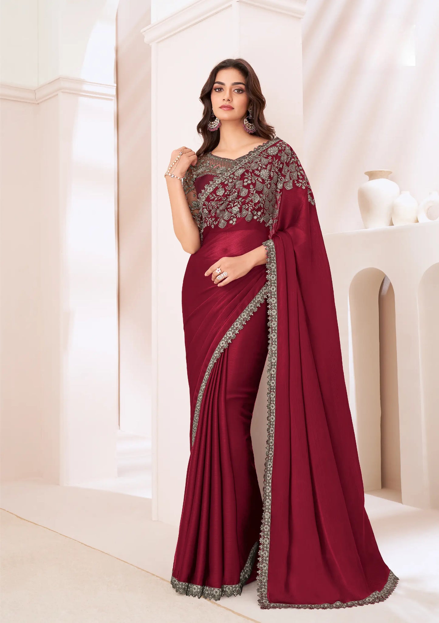 Sari de soirée en satin chiffon rouge avec broderie de sequins et fil