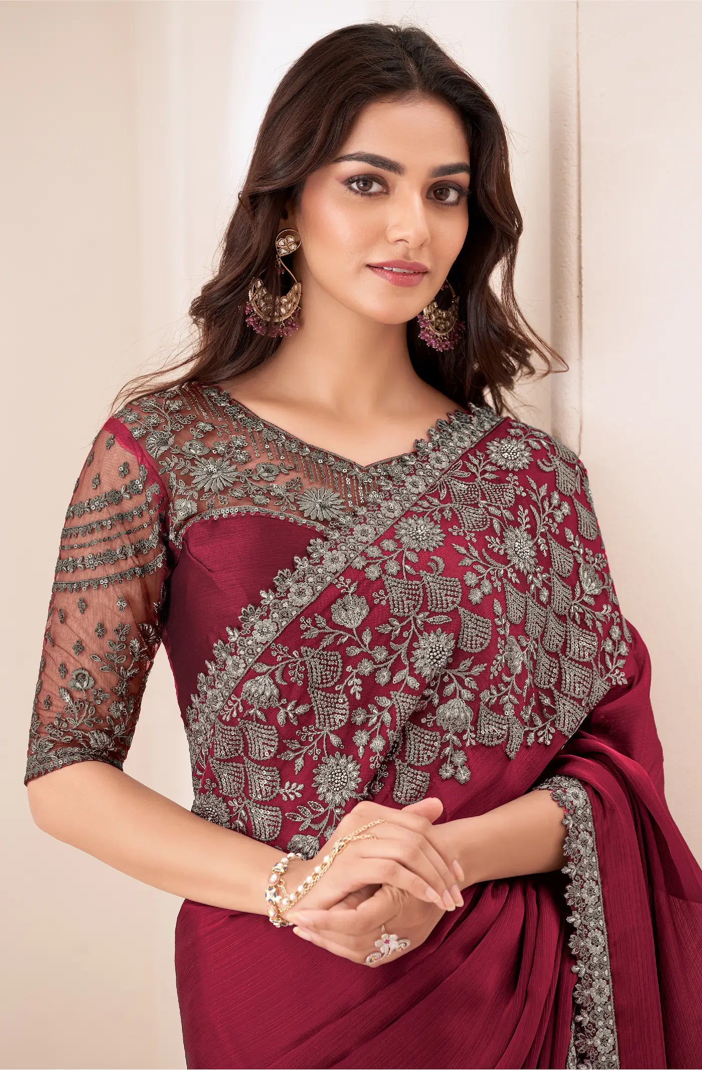 Sari de soirée en satin chiffon rouge avec broderie de sequins et fil