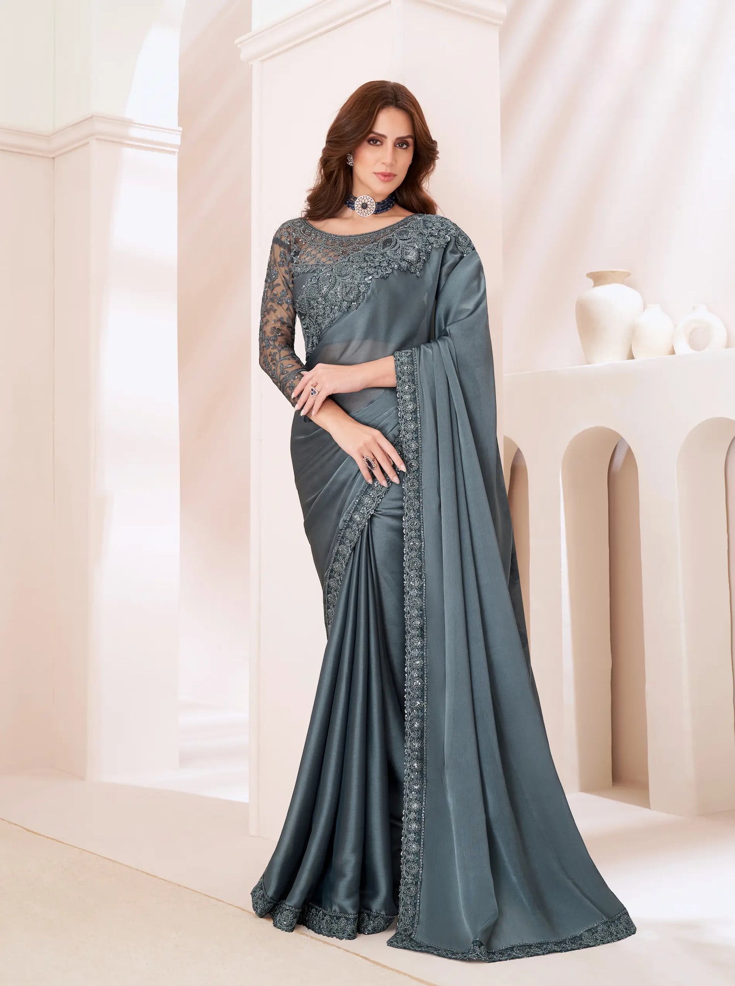 Sari de fête en georgette grise avec broderie de sequins et de fils