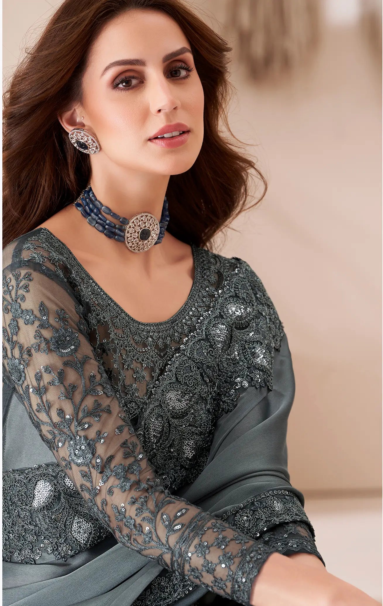 Sari de fête en georgette grise avec broderie de sequins et de fils