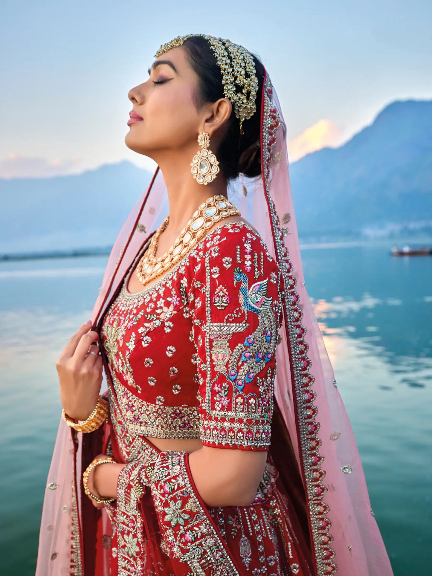 Eleganter rosa-grauer Braut-Lehenga mit Zarkan-Stickerei und Pailletten