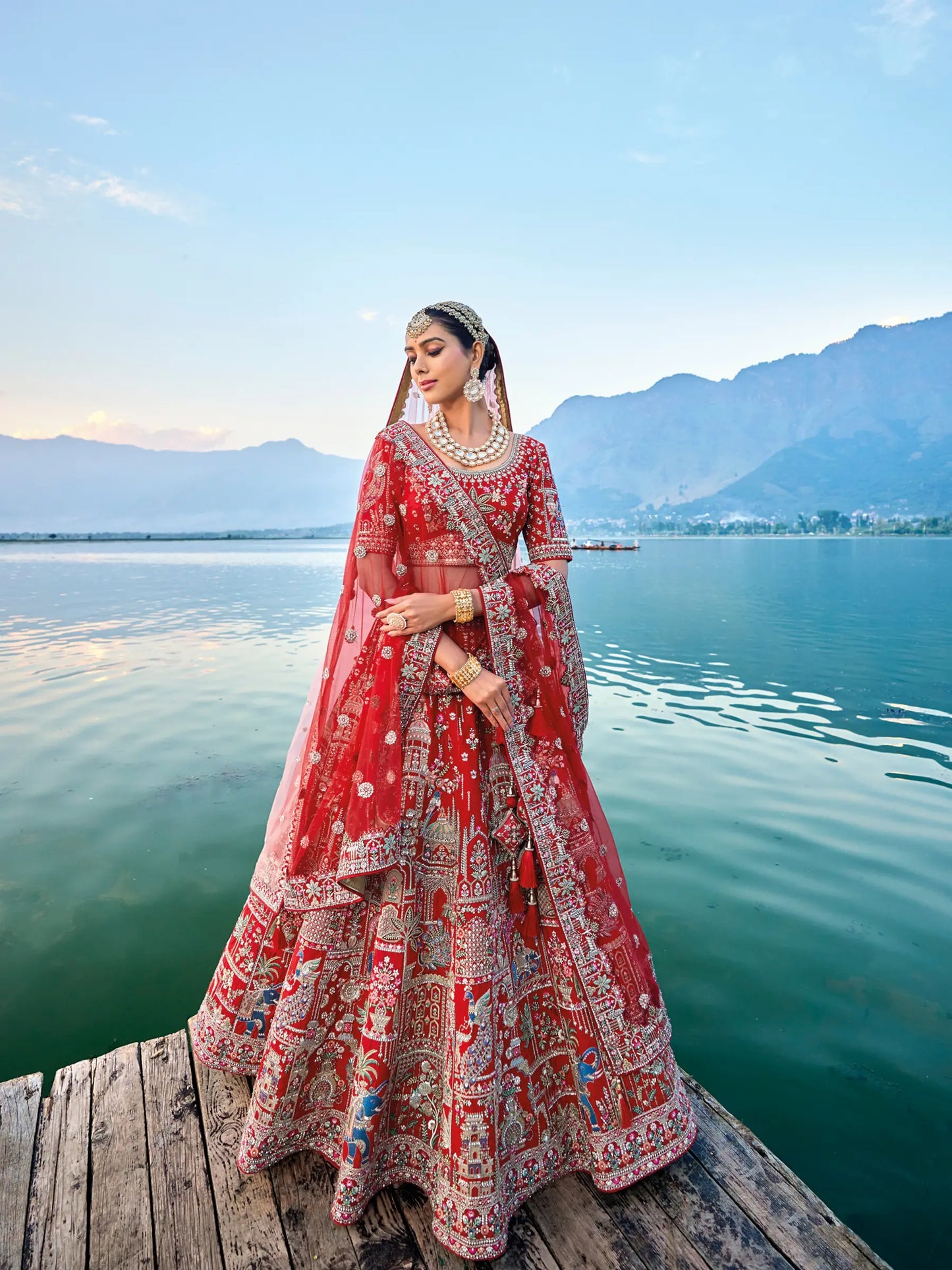 Eleganter rosa-grauer Braut-Lehenga mit Zarkan-Stickerei und Pailletten