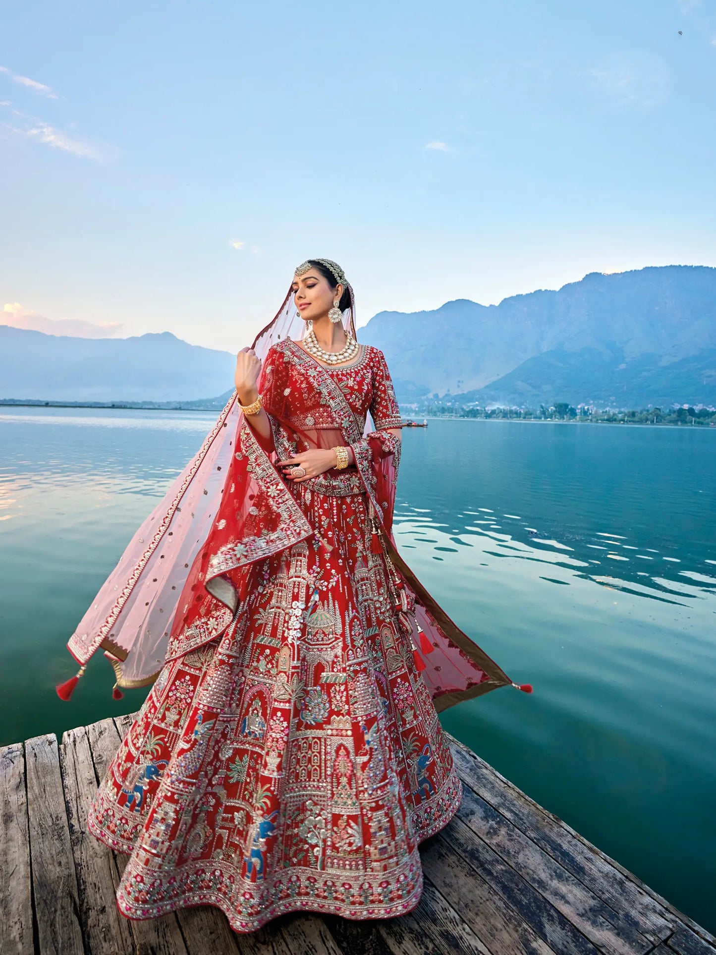 Eleganter rosa-grauer Braut-Lehenga mit Zarkan-Stickerei und Pailletten