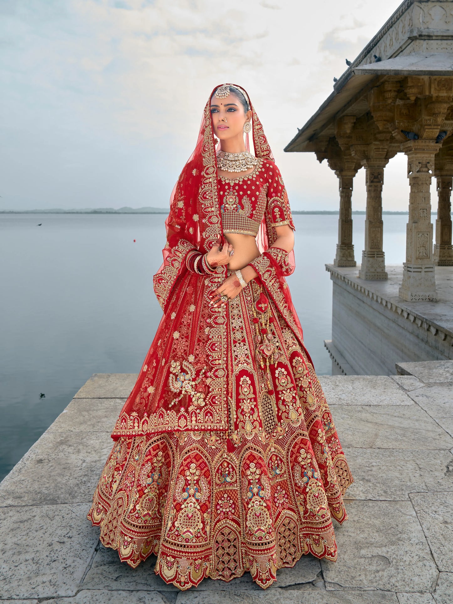 Eleganter rosa-grauer Braut-Lehenga mit Zarkan-Stickerei und Pailletten