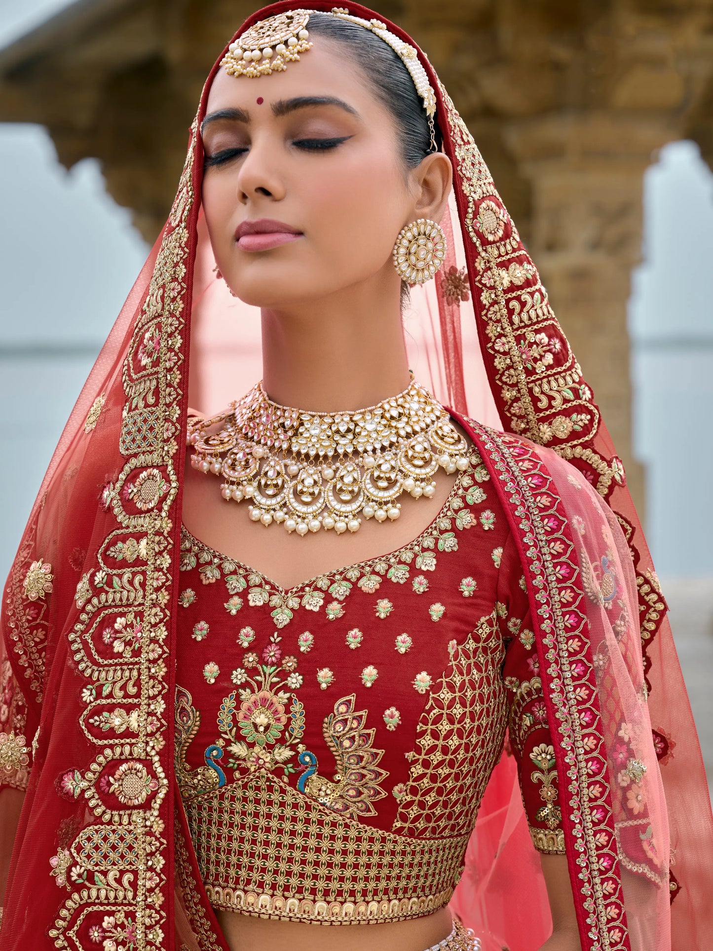 Eleganter rosa-grauer Braut-Lehenga mit Zarkan-Stickerei und Pailletten