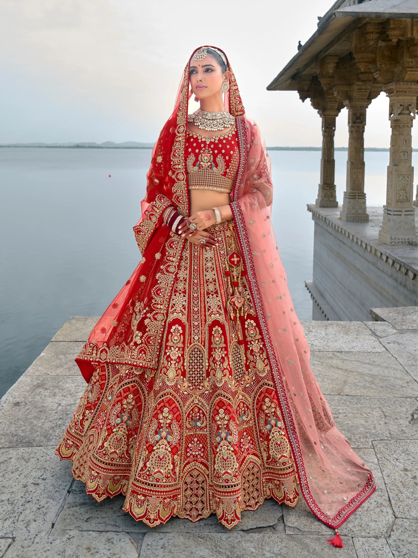 Eleganter rosa-grauer Braut-Lehenga mit Zarkan-Stickerei und Pailletten