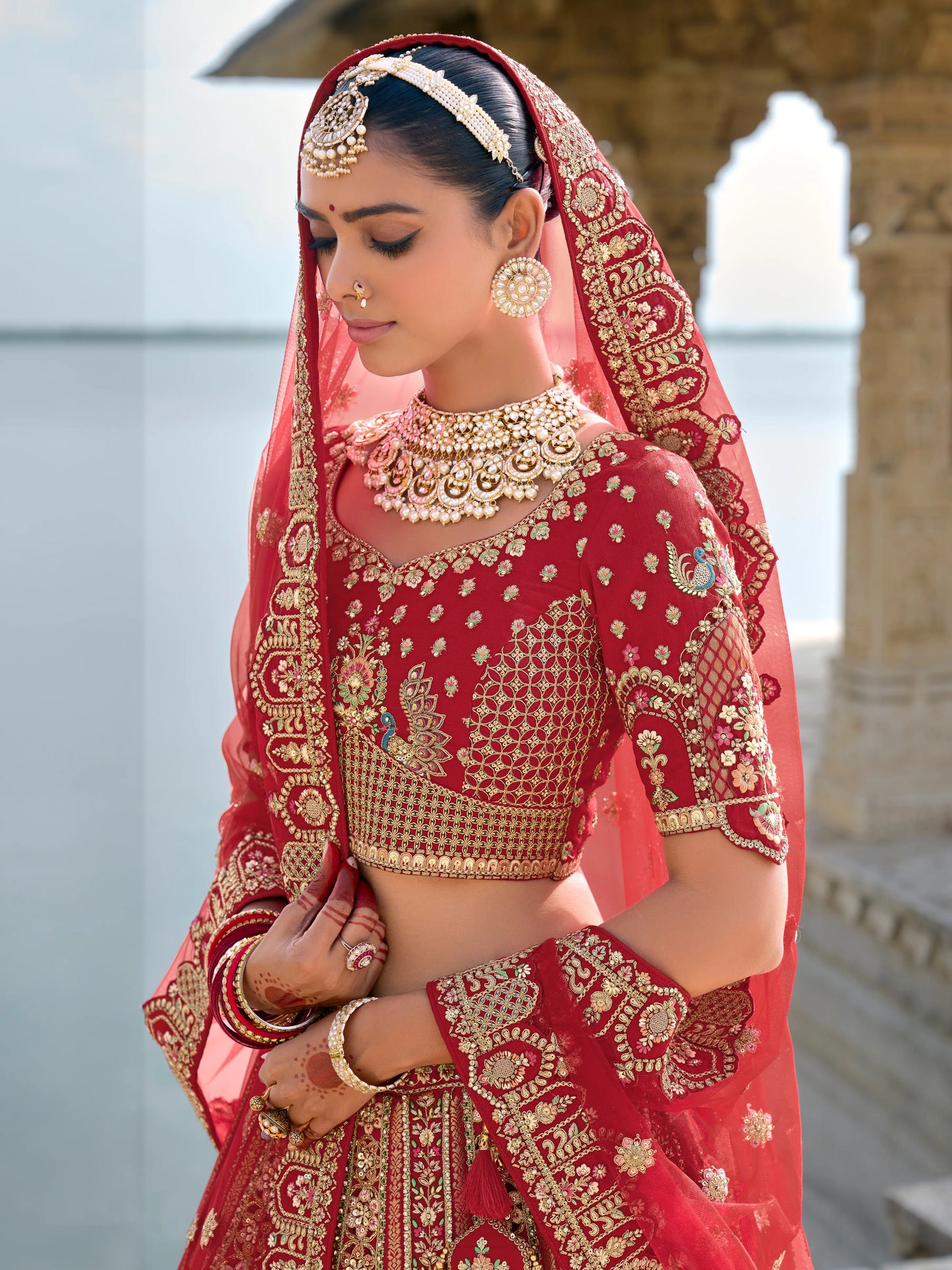 Eleganter rosa-grauer Braut-Lehenga mit Zarkan-Stickerei und Pailletten