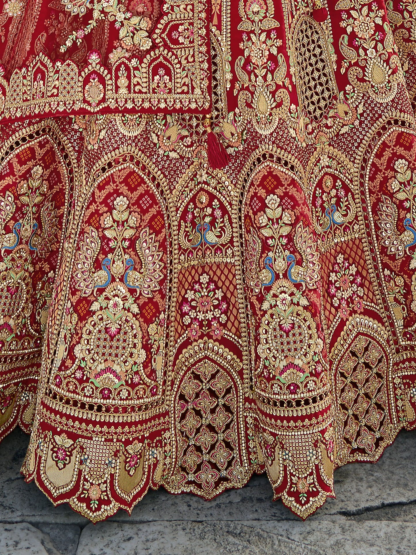 Eleganter rosa-grauer Braut-Lehenga mit Zarkan-Stickerei und Pailletten