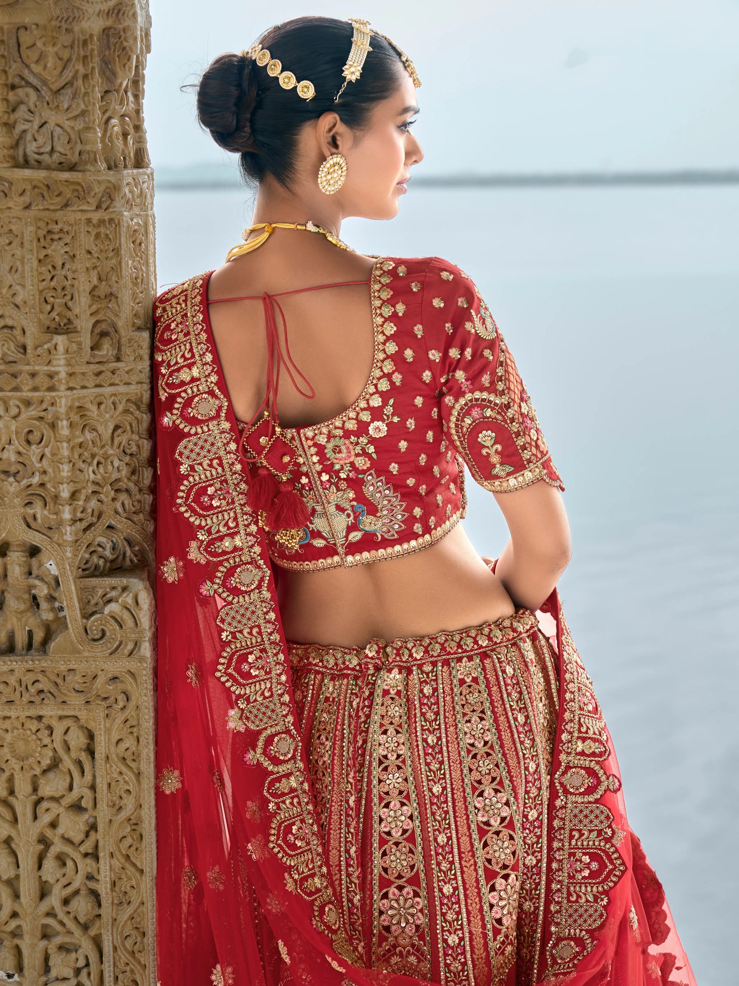 Eleganter rosa-grauer Braut-Lehenga mit Zarkan-Stickerei und Pailletten