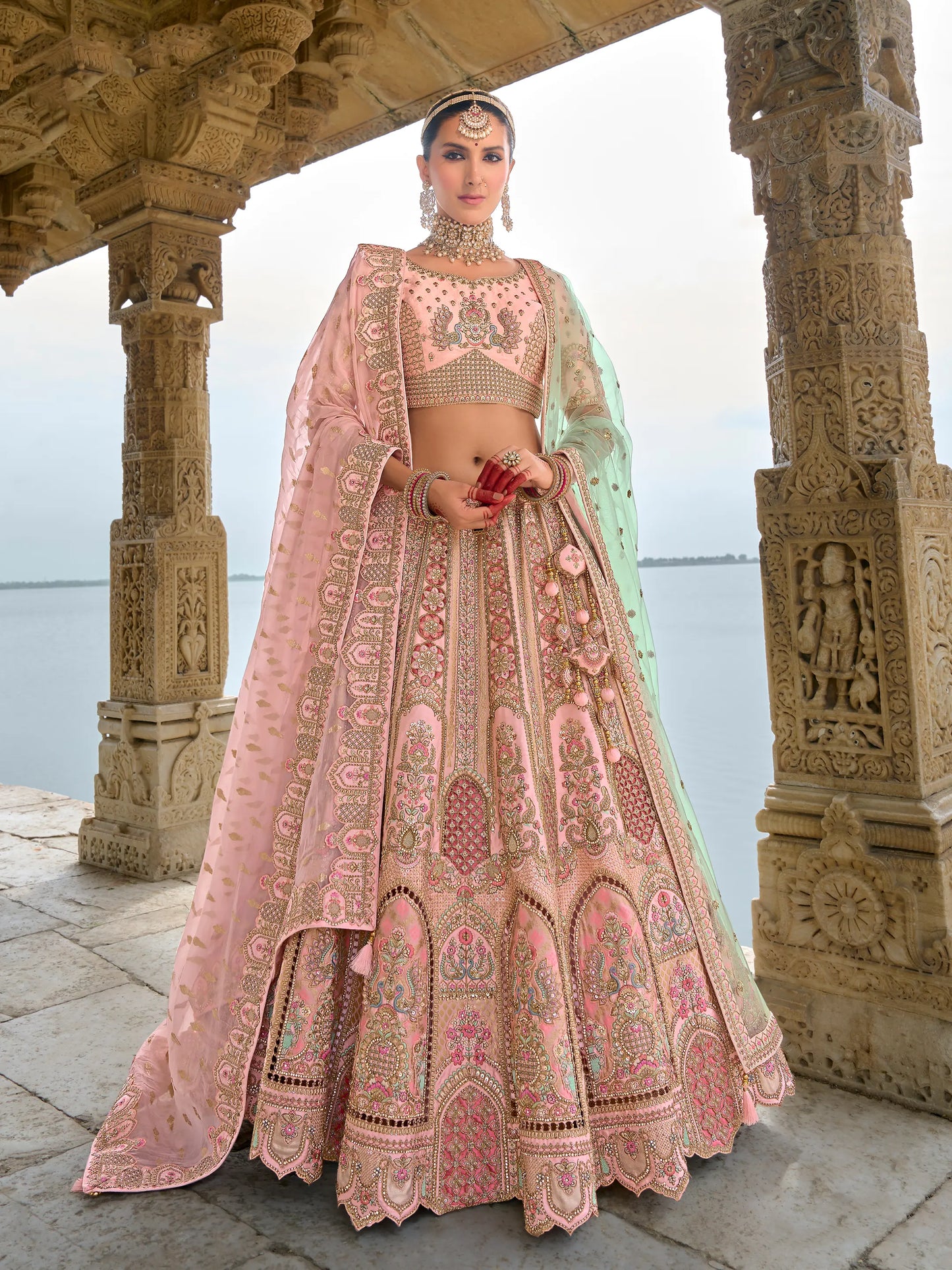 Eleganter rosa-grauer Braut-Lehenga mit Zarkan-Stickerei und Pailletten