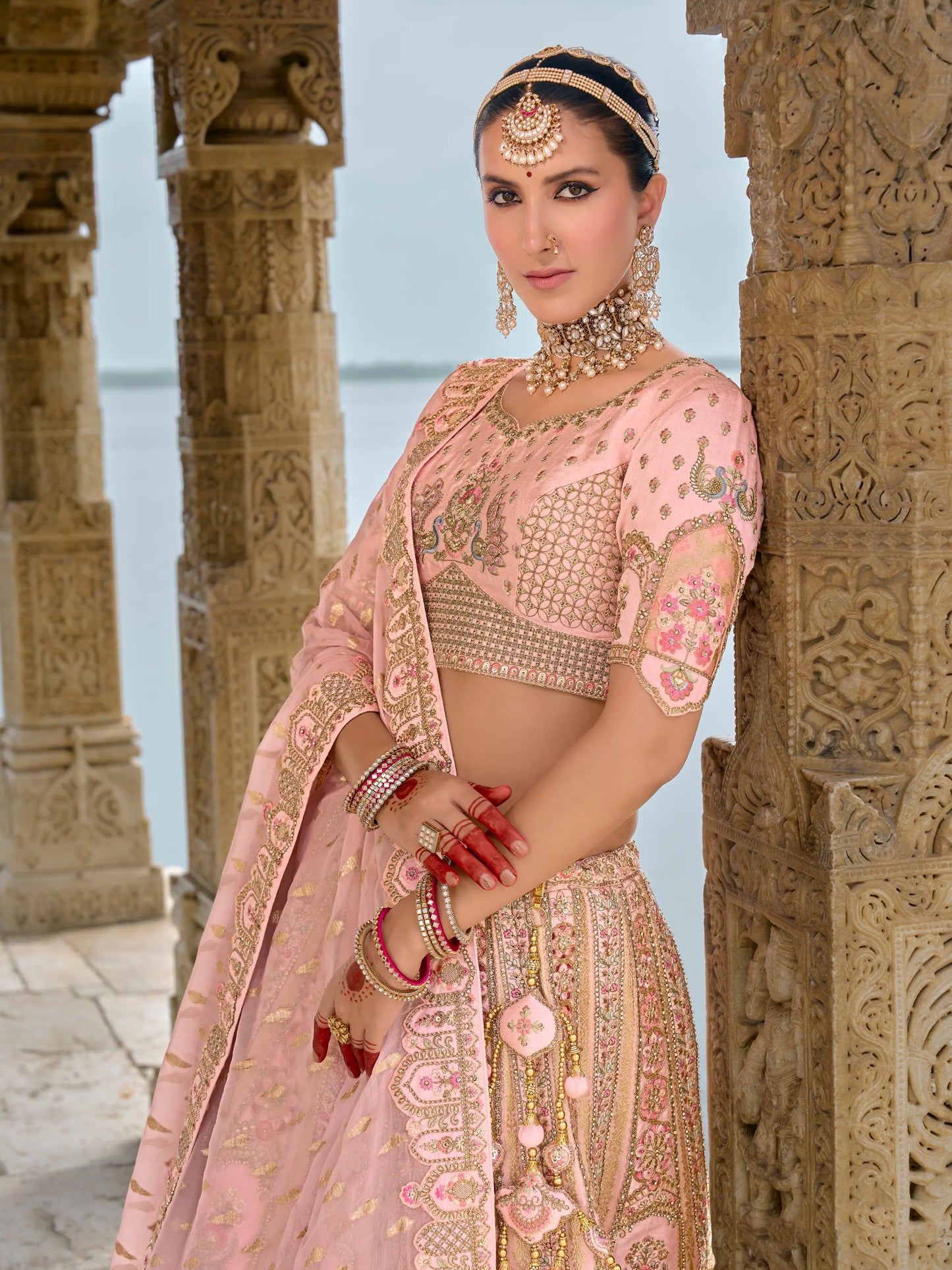 Eleganter rosa-grauer Braut-Lehenga mit Zarkan-Stickerei und Pailletten